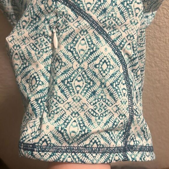 ✨Title Nine Womens Ruched Grace Sz Medium Pattern Tee✨ - Picture 8 of 9